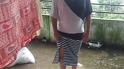 कपडे सुखाती पड़ोसन भाभी को पटाकर बैडरूम में चुदाई किया &excl; XXX Nepali Sex