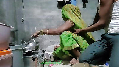 देसी इंडियन भाभी को रसोई में रोटी बना रही थीं उसकी जबरदस्त चोदा हिन्दी क्लियर आवाज में new year 2022 best video