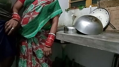 किचन में काम कर रही साली को जबरदस्ती चोदा बैडरूम में