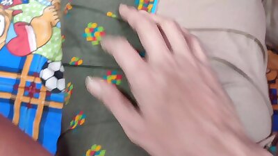 निशा छोरी गांव की अपनी गर्लफ्रेंड को रूम में लेजाकर किया काम चुदाई